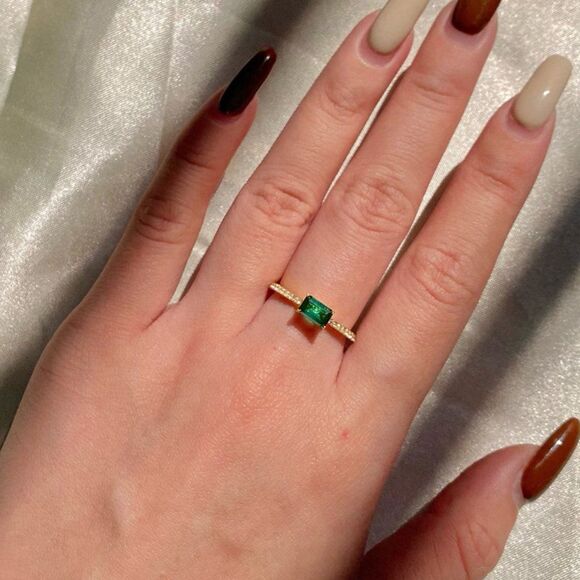 Size 6 Emerald Sterling Silver Baguette CZ Ring, Dainty Vintage Emerald Statemen - Picture 2 of 4